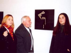 Antonio Ruiz junto a sus nietas Belisana y Beltane el da de la inauguracin de la exposicin en la Galera Arco Romano de Medinaceli